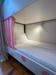 圣保罗Morada City Hostel的客房内的白色床和粉红色的天蓬