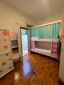 圣保罗Morada City Hostel的客房设有两张双层床,铺有木地板。
