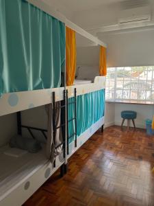 圣保罗Morada City Hostel的宿舍间设有两张双层床和木地板。