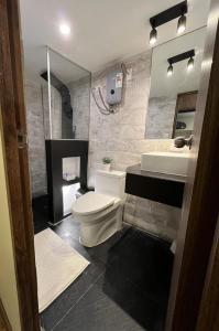 库斯科Casa Virgen del Carmen的浴室配有白色卫生间和盥洗盆。