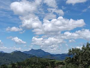 维奥康德马奥Chales Encanto do sol的蓝天,白云覆盖着群山和树木