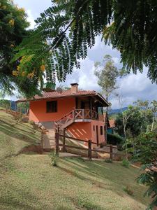 维奥康德马奥Chales Encanto do sol的前面有围栏的小房子