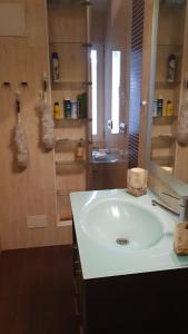 莫斯托雷斯Casa Pinares的浴室设有白色水槽和镜子