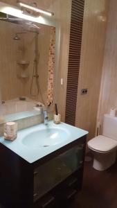 莫斯托雷斯Casa Pinares的一间带水槽、浴缸和卫生间的浴室