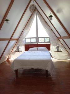 下博克特Boquete Firefly Inn的一间帐篷内带白色床的卧室