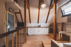 斯克拉斯卡波伦巴Weranda的厨房配有白色橱柜和木梁。