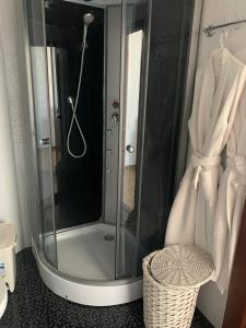 敖德萨别拉亚乌达查酒店的浴室里设有玻璃门淋浴