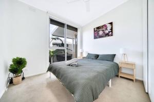 切尔滕纳姆The perfect Cheltenham escape - 3 bedroom house的一间卧室设有一张床和一个大窗户