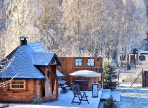 GaśnoCasa Del Campo 1的雪地小木屋,配有桌椅