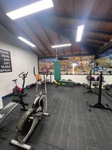 El Morro de BarcelonaApartamento playero en Lecheria的健身房,提供自行车和健身器材