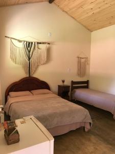 圣罗克迪米纳斯Chalé da Mata的一间卧室,配有两张床