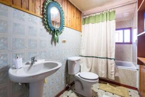 达卡卫Hospedaje Isla Talcan的一间带水槽、卫生间和镜子的浴室