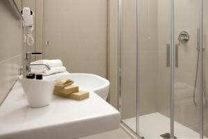 泰尔莫利Ruffini Rooms的一间带水槽和淋浴的浴室