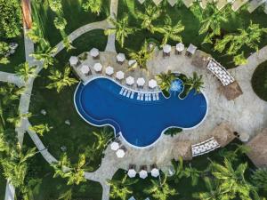 巴亚希贝Hilton La Romana All-Inclusive Family Resort的享有带游泳池的度假村的空中景致