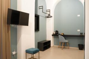 卡塔尼亚La Regina del Duomo Catania Centro的客厅配有电视和椅子