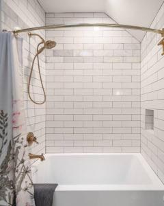 普雷斯科特Fawn Chalet in the Prescott Pines Near Downtown的浴室配有白色浴缸和淋浴。