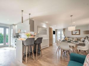 Southwick2 bed property in Bradford-on-Avon 87056的厨房以及带桌椅的起居室。