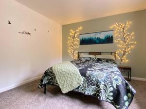 草谷Home Sweet Home in Grass Valley的卧室配有一张床,墙上设有灯。