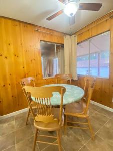 草谷Home Sweet Home in Grass Valley的一间带桌椅和吊扇的用餐室