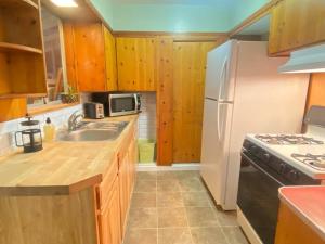 草谷Home Sweet Home in Grass Valley的厨房配有白色冰箱和水槽