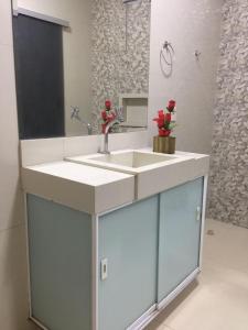 帕尔马斯HOSTEL D´ SALLES (PRÓXIMO AO AEROPORTO)的一间带水槽和镜子的浴室