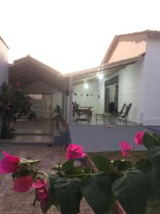 帕尔马斯HOSTEL D´ SALLES (PRÓXIMO AO AEROPORTO)的前院有粉红色花的房屋
