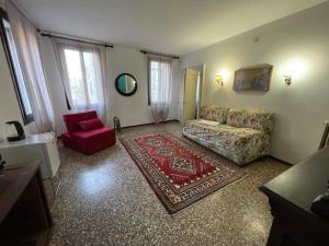 威尼斯Lions Venice Guest house的带沙发和红色椅子的客厅