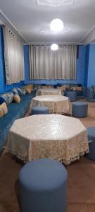AssaHôtel Nidaros的一间设有四张桌子和蓝色椅子的房间