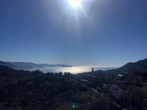 圣玛格丽塔-利古雷La Mansarda di San Lorenzo的享有湖景和天空的阳光