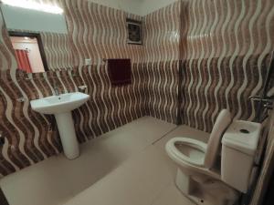 伊斯兰堡the Choice of executives的一间带水槽和卫生间的浴室