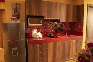 瓜亚基尔FORTICH APART HOTEL的厨房配有冰箱和水槽