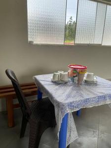 HuantaYachanapaq Wasi II的一张带杯子和碟子的蓝色桌子