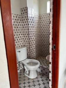 HuantaYachanapaq Wasi III的一间带卫生间和瓷砖墙的浴室