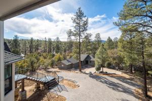 普雷斯科特Fawn Chalet in the Prescott Pines Near Downtown的享有带车道和树木的房屋的空中景致