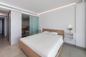 福恩吉罗拉Serene Seaview Retreat in Higueron: 2BR Oasis的一间带大床的卧室和一间浴室