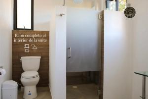 卡尔波镇ValZur Hospedaje: Suite Arces的一间带卫生间的浴室和墙上的标志