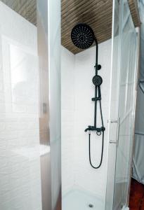 巴拉奥纳省圣克鲁斯Ovalulú Glamping Hotel的浴室内配有淋浴和头顶淋浴