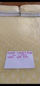 乌特拉德Room 3 Camp Street B&B的床上的一个标志,上面写着汽车付费的街床