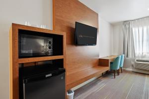 安纳海姆布鲁克哈斯特广场旅馆的酒店客房配备了微波炉、电视和书桌。