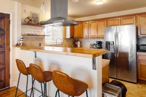 蒙特雷Deep Blue Seaside的厨房配有木制橱柜和不锈钢冰箱。