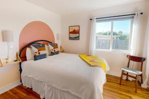 蒙特雷Deep Blue Seaside的一间卧室设有一张大床和一个窗户。