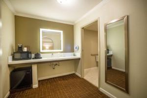 红木城贝斯维斯特红木城酒店的一间带水槽和微波炉的浴室