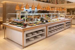 马德里马德里欧式建筑NH精选酒店的在餐厅里享用自助餐,那里提供许多食物