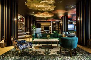 亚特兰大The Starling Atlanta Midtown, Curio Collection by Hilton的客厅配有沙发和桌椅