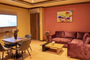 瓜亚基尔FORTICH APART HOTEL的客厅配有沙发和桌子