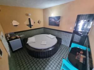 累西腓Eclipse Motel的一间带浴缸和卫生间的小浴室