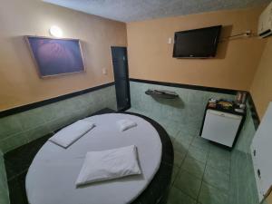 累西腓Eclipse Motel的一间带卫生间的浴室和墙上的电视