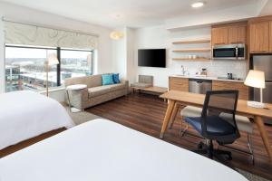 明尼阿波利斯Element Minneapolis Downtown North Loop的配有一张床和一张书桌的酒店客房