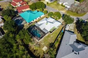 SunnysideSea-renity Home的享有带游泳池的房屋的顶部景致