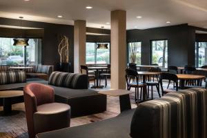 诺瓦托诺瓦托马林/索诺玛万怡酒店的大堂配有沙发和桌椅